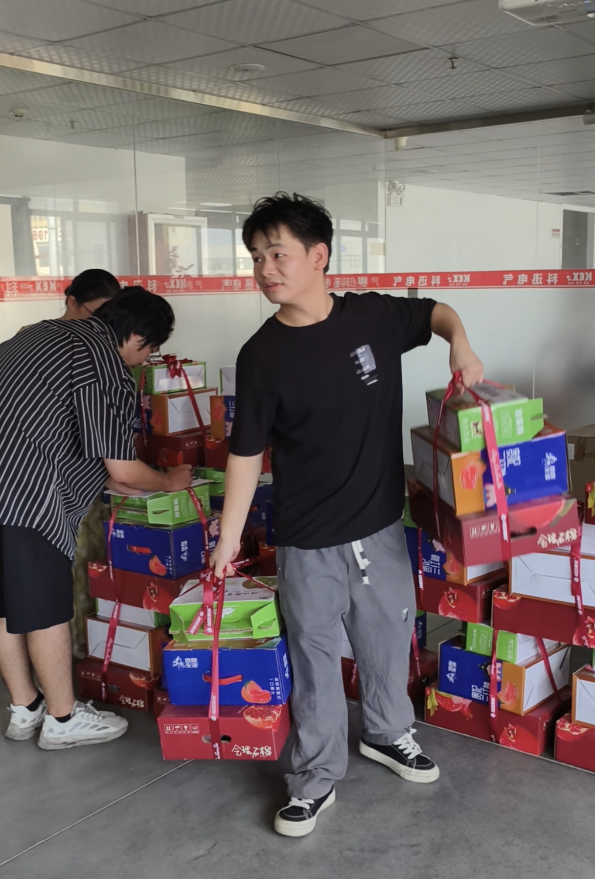 وسط کے وسطی کے تہوار کے موقع پر ، کیکسن الیکٹرک نے ہر ملازم کے لئے بہترین تحفہ خانوں کو تیار کیا ہے۔